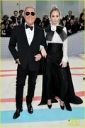 emily-blunt-sienna-miller-met-gala-together-pics-29.jpg