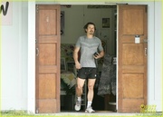 orlando-bloom-grabs-groceries-gym-13.jpg