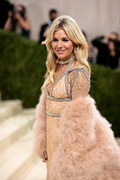 Sienna+Miller+2021+Met+Gala+Celebrating+America+-AKvnwjH2edx.jpg