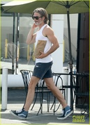 chris-pine-spotted-in-tank-top-and-shorts-23.jpg
