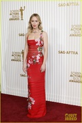 emily-blunt-john-krasinski-cute-moments-sag-awards-11.jpg