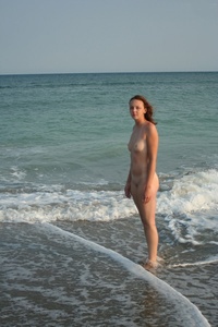 Абсолютно голые девушки на пляже!!!