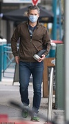 48090343-10005475-Here_to_stay_Eric_Bana_cut_a_casual_figure_as_he_was_spotted_pic-m-32_1632018455044.jpg