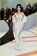 anne-hathaway-valentino-look-met-gala-07.jpg