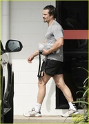 orlando-bloom-grabs-groceries-gym-14.jpg