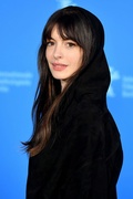 anne-hathaway-at-she-came-to-me-photocall-at-73rd-berlinale-international-film-festival-02-16-2023-6.jpg