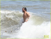 orlando-bloom-shows-off-fit-physique-at-the-beach-11.jpg