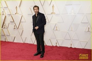 jake-gyllenhaal-supports-maggie-gyllenhaal-at-oscars-21.jpg