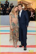 robert-pattinson-suki-waterhouse-met-gala-2023-06.jpg