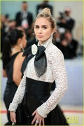 emily-blunt-sienna-miller-met-gala-together-pics-32.jpg
