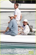 katy-perry-orlando-bloom-boat-ride-friends-in-south-of-france-58.jpg
