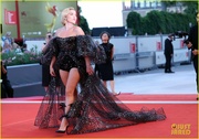 florence-pugh-dwd-premiere-venice-red-carpet-pics-01.jpg