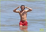 orlando-bloom-shows-off-fit-physique-at-the-beach-39.jpg