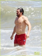 orlando-bloom-shows-off-fit-physique-at-the-beach-06.jpg