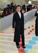 robert-pattinson-suki-waterhouse-met-gala-2023-02.jpg