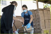 leighton-meester-adam-brody-feeding-america-volunteer-14.jpg