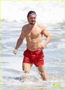orlando-bloom-shows-off-fit-physique-at-the-beach-15.jpg