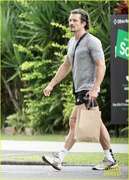 orlando-bloom-grabs-groceries-gym-01.jpg