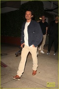 orlando-bloom-all-smiles-during-night-out-with-friends-santa-monica-01.jpg