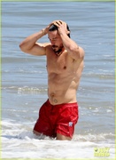 orlando-bloom-shows-off-fit-physique-at-the-beach-12.jpg