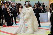 anne-hathaway-valentino-look-met-gala-11.jpg