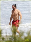 orlando-bloom-shows-off-fit-physique-at-the-beach-21.jpg