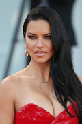 Adriana+Lima+Madres+Paralelas+Red+Carpet+Opening+Tg1YSxepgXWx.jpg
