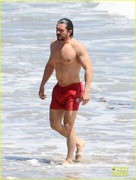 orlando-bloom-shows-off-fit-physique-at-the-beach-19.jpg