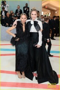 emily-blunt-sienna-miller-met-gala-together-pics-04.jpg