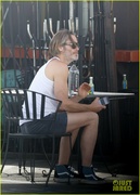 chris-pine-spotted-in-tank-top-and-shorts-14.jpg