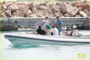 katy-perry-orlando-bloom-boat-ride-friends-in-south-of-france-25.jpg