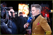 chris-pine-hugh-grant-rege-jean-page-dungeons-dragons-berlin-24.jpg