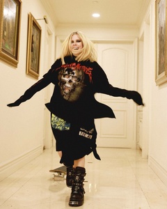 Avril Lavigne - Page 9 MEKG00D_t