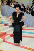 emily-blunt-sienna-miller-met-gala-together-pics-23.jpg