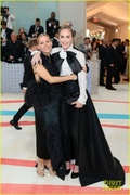 emily-blunt-sienna-miller-met-gala-together-pics-05.jpg