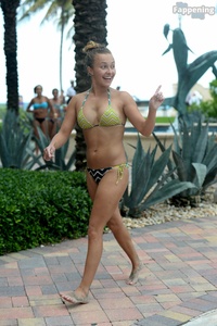 Hayden Panettiere - Page 2 MEPW0A1_t