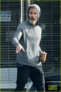 chris-pine-scruffy-picking-up-coffee-08.jpg