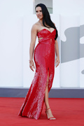 Adriana+Lima+Madres+Paralelas+Red+Carpet+Opening+SUNpfuhuT1_x.jpg