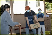 leighton-meester-adam-brody-feeding-america-volunteer-10.jpg