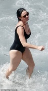 61616023-11135095-Stunning_Katy_Perry_looked_sensational_as_she_enjoyed_a_sun_fill-m-18_1661186581473.jpg