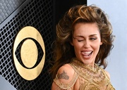 Miley Cyrus - Page 16 MERTUV6_t