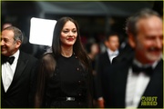 marion-cotillard-wears-shorts-cannes-bro-sis-premiere-19.jpg
