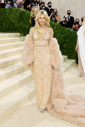 Sienna+Miller+2021+Met+Gala+Celebrating+America+HpmSMComamvx.jpg