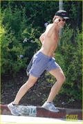 chris-pine-shirtless-run-03.jpg