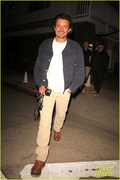 orlando-bloom-all-smiles-during-night-out-with-friends-santa-monica-09.jpg