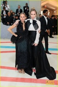 emily-blunt-sienna-miller-met-gala-together-pics-22.jpg