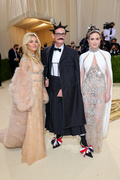 Sienna+Miller+2021+Met+Gala+Celebrating+America+0iWOymsKekLx.jpg