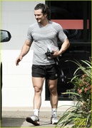 orlando-bloom-grabs-groceries-gym-19.jpg