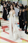anne-hathaway-valentino-look-met-gala-15.jpg