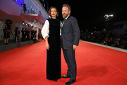 Maggie+Gyllenhaal+Lost+Daughter+Red+Carpet+5rsVz-Mb45Lx.jpg